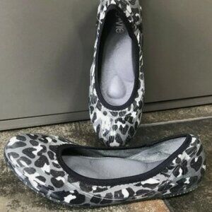 JaVie Leopard Animal Print Ballet Flats Jelly Grey Black Size 39 8-8.5 EUC